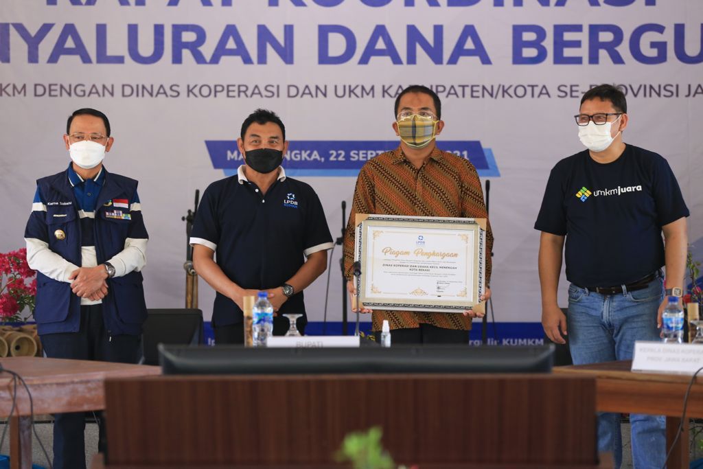 LPDB-KUMKM FOR KORAN INDOPOS STIMULUS POSITIF: Direktur Utama LPDB-KUMKM Supomo (dua dari kiri) beserta jajaran pejabat Pemprov Jabar dan Pemkab Majalengka saat seremonial penyerahan piagam penghargaan.