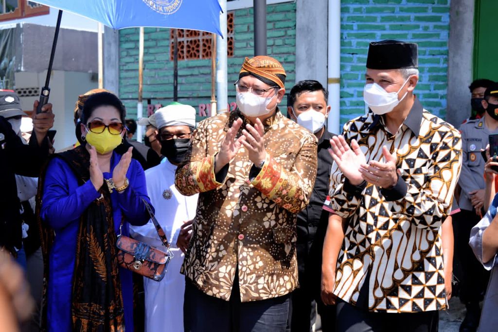 Tinjau Sentra Vaksinasi dan Ikuti Kegiatan Andum Apem, Menko Airlangga Dorong Solidaritas Masyarakat pada Masa Pandemi Covid-19