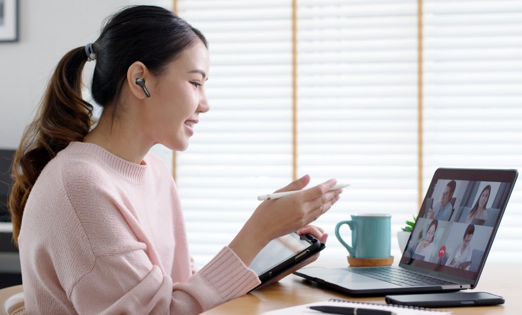 034 Kehadiran Earbuds Sharp Memenuhi Kebutuhan Generasi Muda Dalam Berbagai Kegiatan Digital - Luncurkan Earbuds Nirkabel Sharp Dukung Gaya Hidup Modern