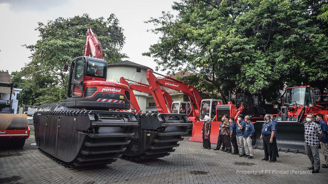 Bupati Kerawang Kerjasama dengan PT Pindad Pesan Excavator Amphibious