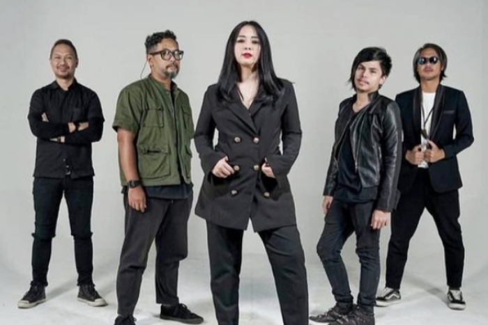 Sempat batal Jadi Vokalis Cokelat, Astrid dan Coklat Kini Disatukan Dalam Single ‘Wajar’