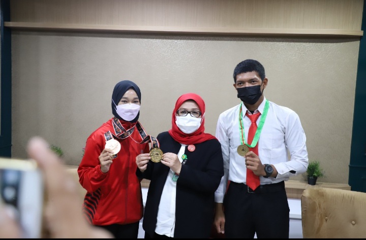 UPNVJ Beri Penghargaan Kepada Mahasiswa Pemenang PON XX Papua