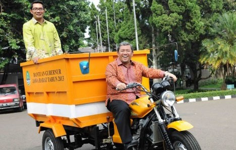 Jangkau Sampah di Gang Sempit Dengan Motor