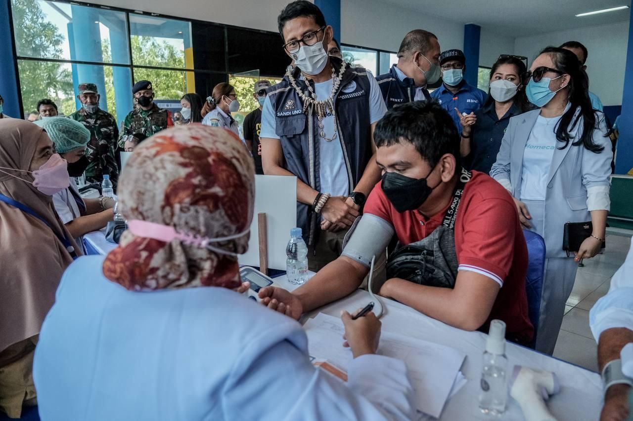 Menparekraf Tinjau Serbuan Vaksinasi Bagi Pelaku Parekraf di Waisai, Raja Ampat