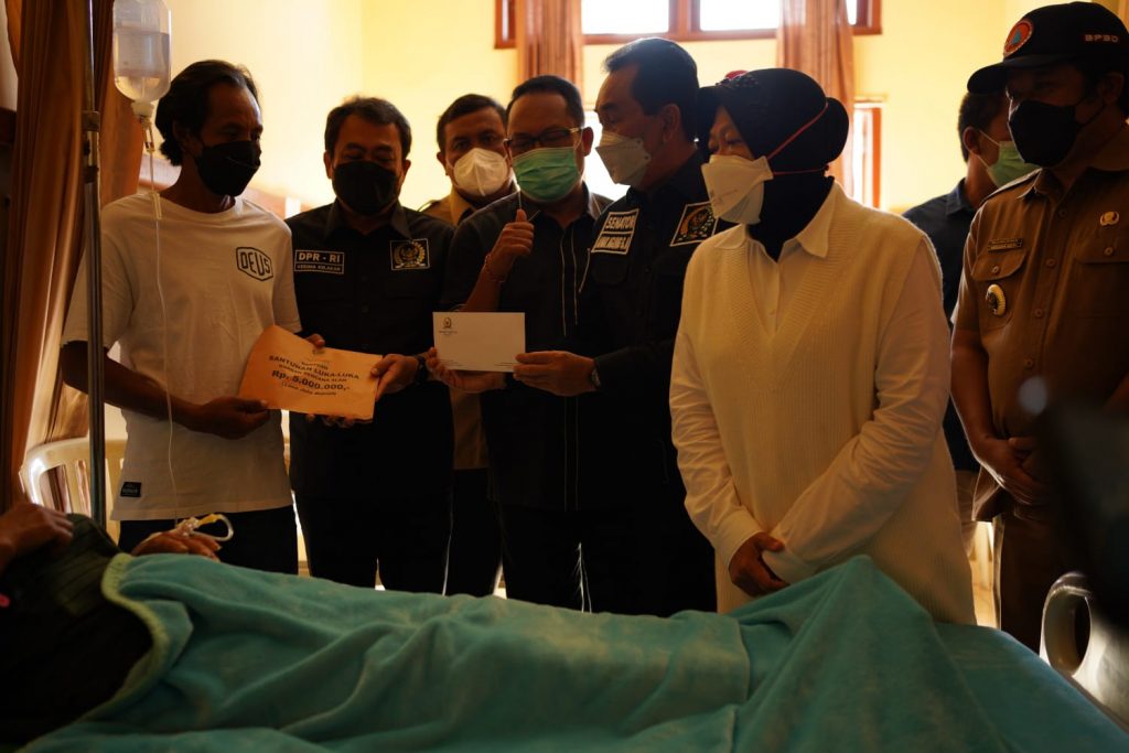 risma 1 - Mensos Tri Rismaharini Kunjungi Bali Temui Warga di Lokasi Bencana