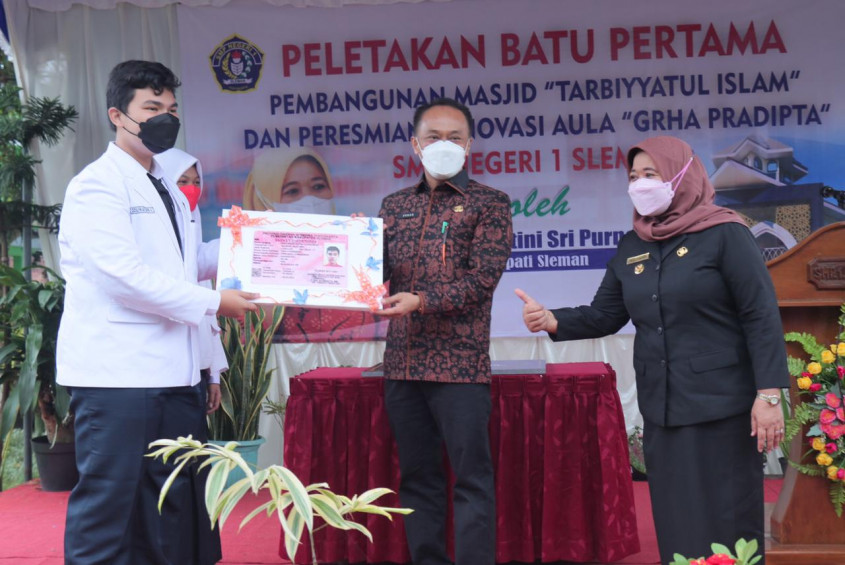 Dirjen Dukcapil Serahkan KIA dan KTP-el bagi Pelajar di Sleman
