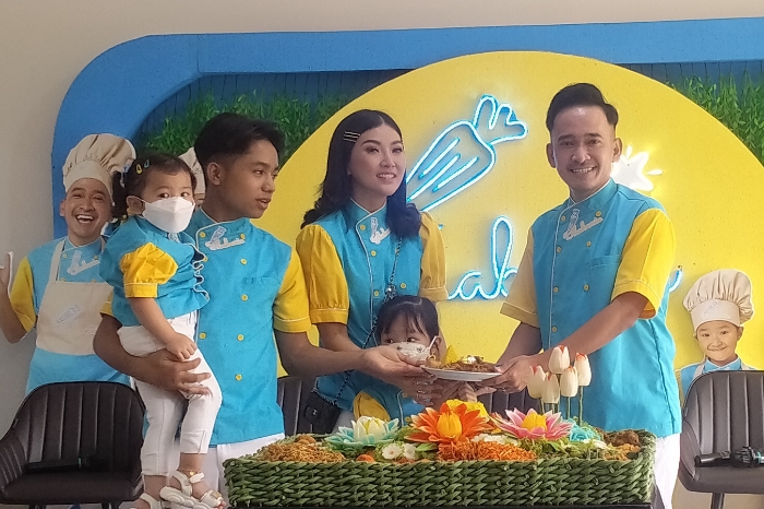 PicsArt 11 16 11.22.56 - Buka Toko Kue, Ruben Onsu Libatkan Seluruh Keluarganya