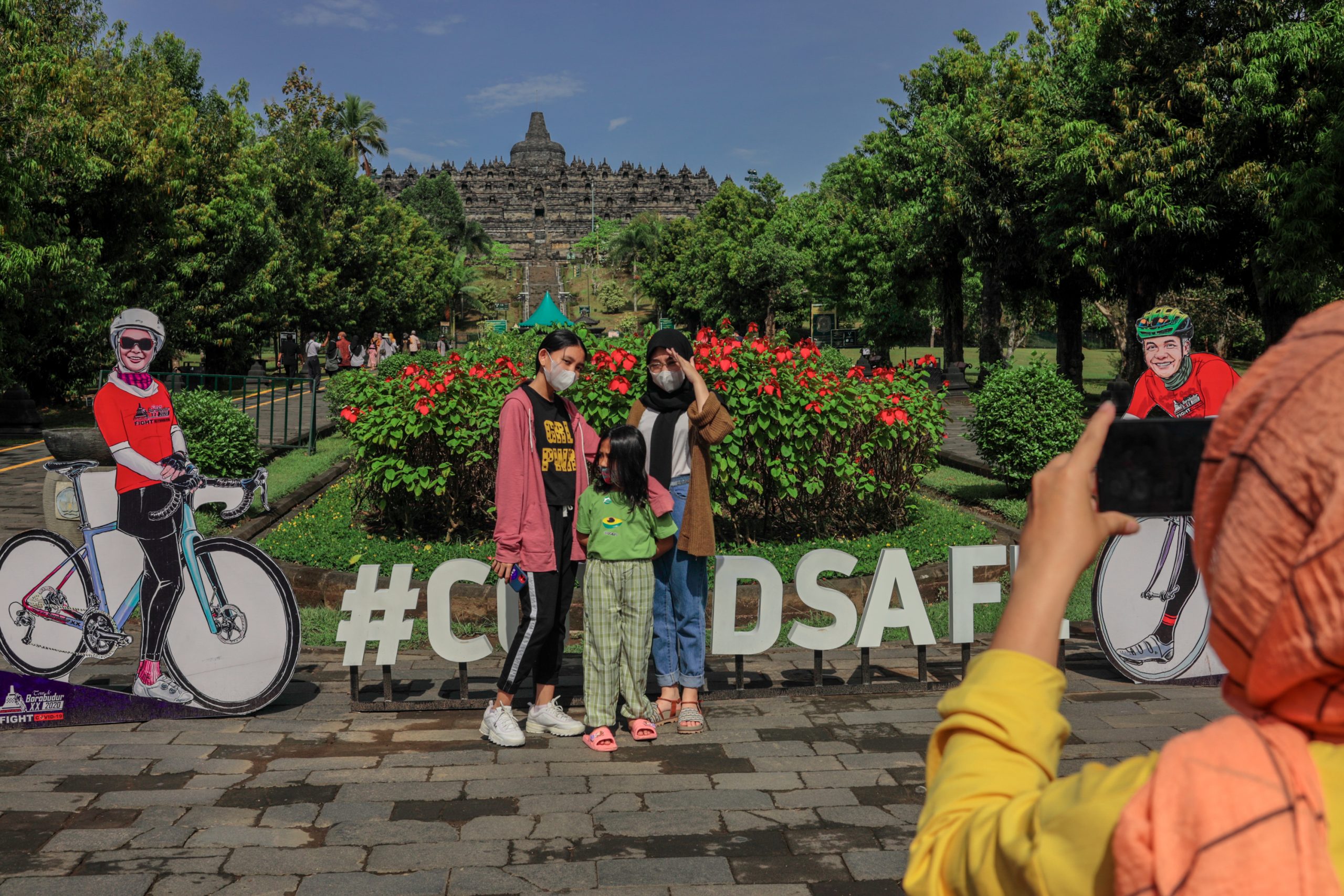 Kenapa Wisatawan Belum Bisa Naik ke Candi Borobudur?