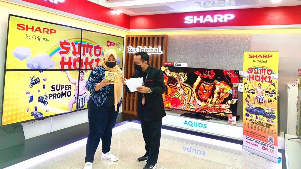 039 Pramuniaga Memberikan Informasi Program Belanja Terbaru Sharp Lovers Day Sumo Hoki - Jelang Tahun Baru Sharp Gelar Program Belanja Berhadiah Mobil