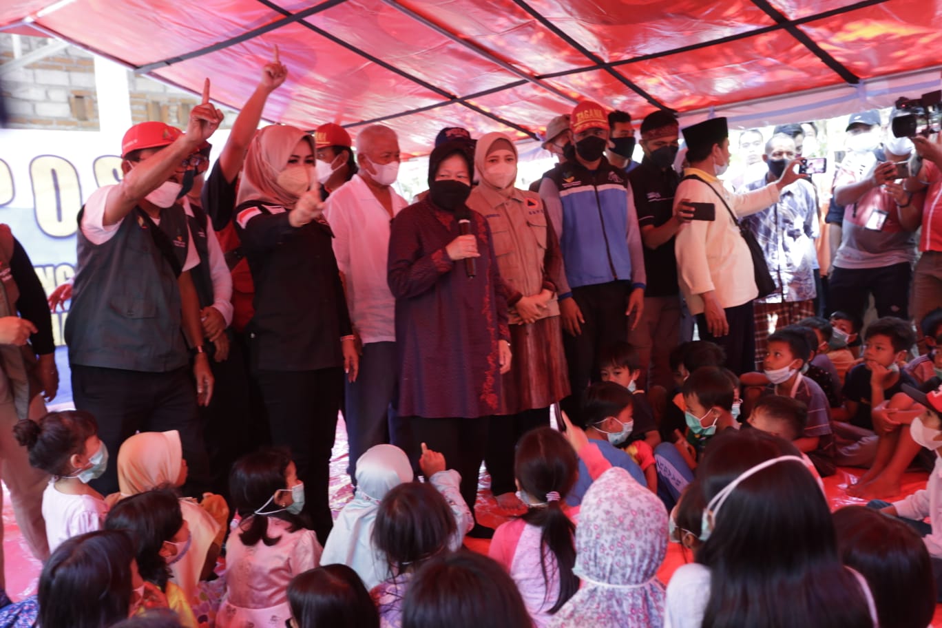 Mensos Tri Rismaharini Kunjungi Korban Banjir Bandang dan Tanah Longsor Lombok Barat