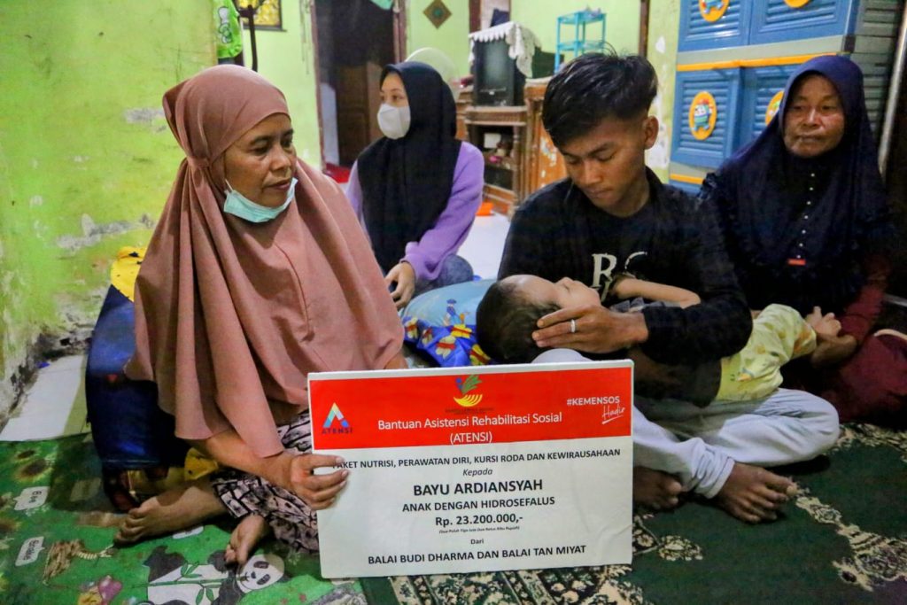 Mensos Kunjungi Bayu, Bocah Penderita Hidrosefalus di Purwakarta 2 16408632375310 - Mensos Kunjungi Bayu, Bocah Penderita Hidrosefalus di Purwakarta