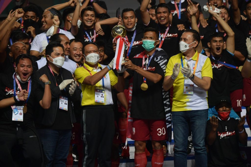 9027Menpora Amali Wakili Presiden RI Serahkan Trofi Juara Liga 2 - Menpora Menyerahkan Tropi Juara Kompetisi Liga 2