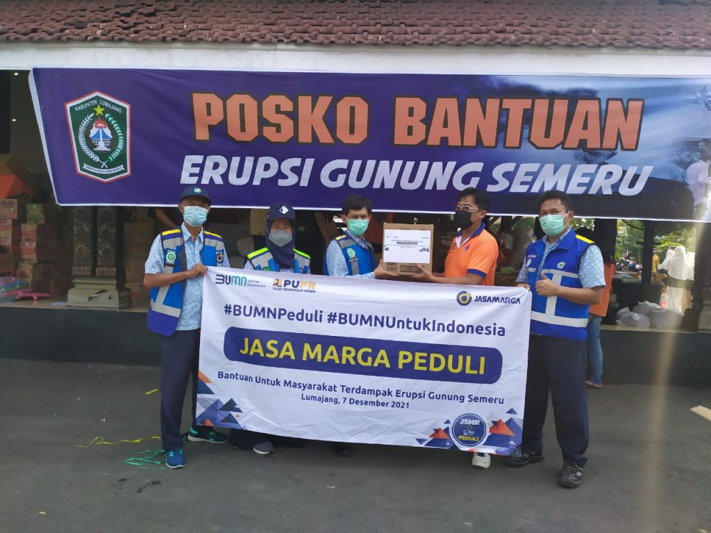 A Semeru - Jasa Marga Salurkan Bantuan Korban Erupsi Gunung Semeru