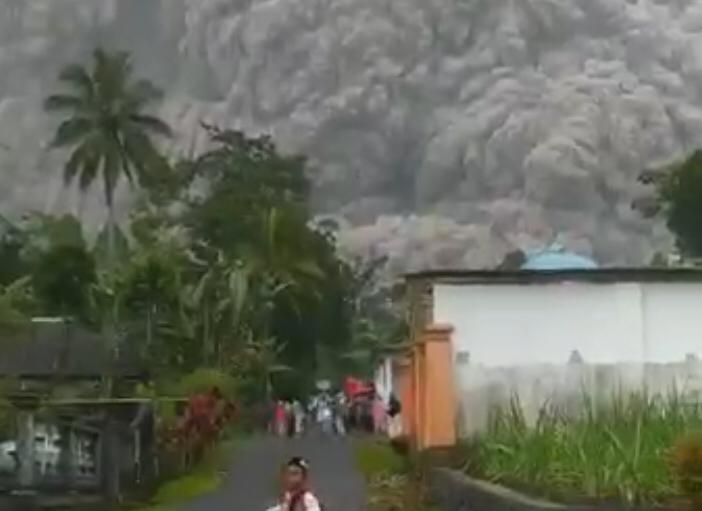 Semeru Erupsi, 21 Gunung Berstatus di Atas Normal
