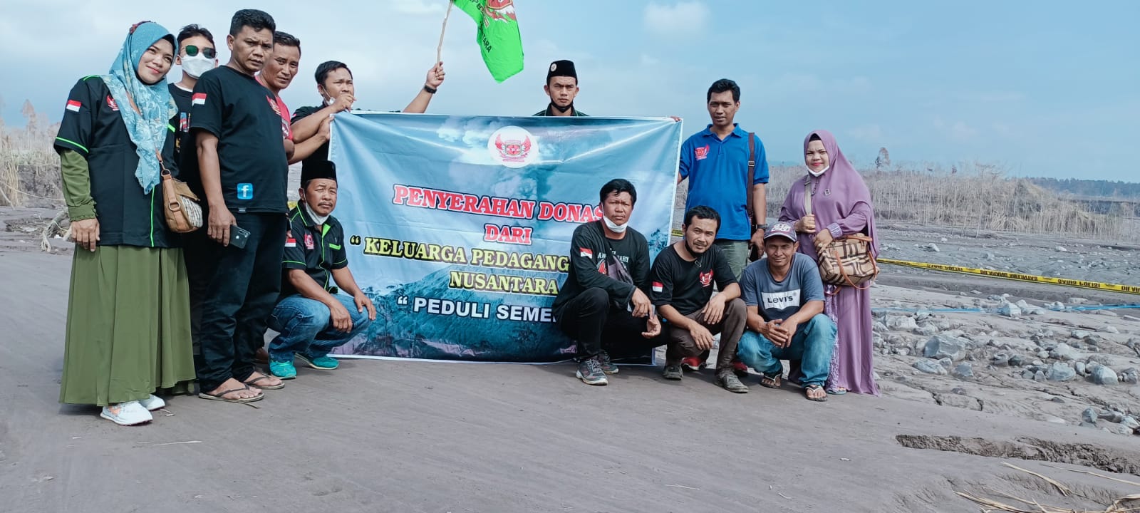 Keluarga Pedagang Bakso Nusantara (KPBN)  Bantu Korban Erupsi Gunung Semeru