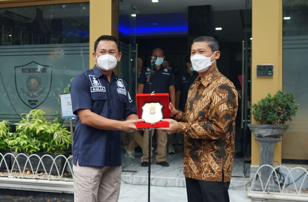 Hino Salurkan CSR Kendaraan working station Ke Ditreskrimsus Polda Metro Jaya 2 hino - Hino Salurkan CSR Kendaraan working station Ke Ditreskrimsus Polda Metro Jaya