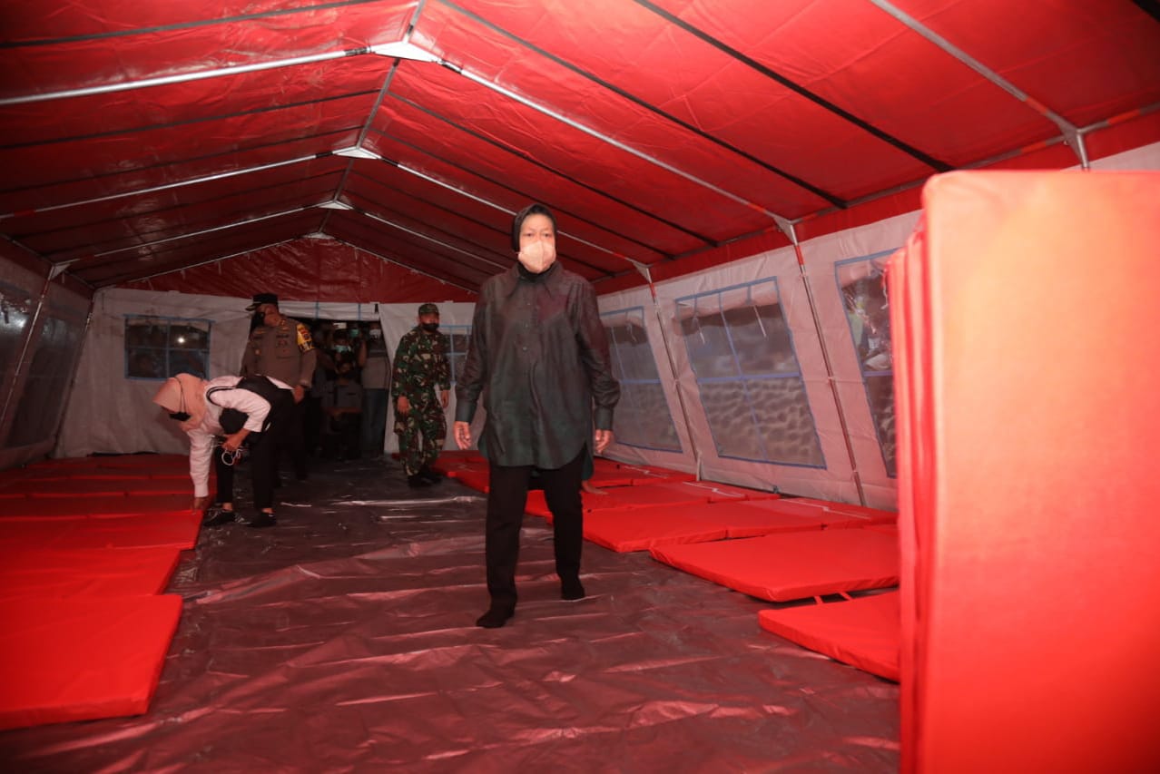 Mensos Kunjungi dan Berikan Bantuan Korban Banjir Padang Lawas