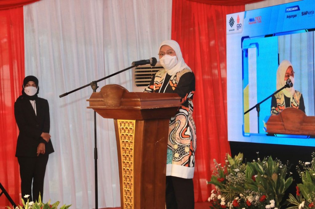 Menaker Berbagi Cara Agar Sarjana Cepat Dapat Kerja 2 menaker ida fauziyah saat peresmian anjungan siapkerja di bo cj8z - Menaker Berbagi Cara Agar Sarjana Cepat Dapat Kerja