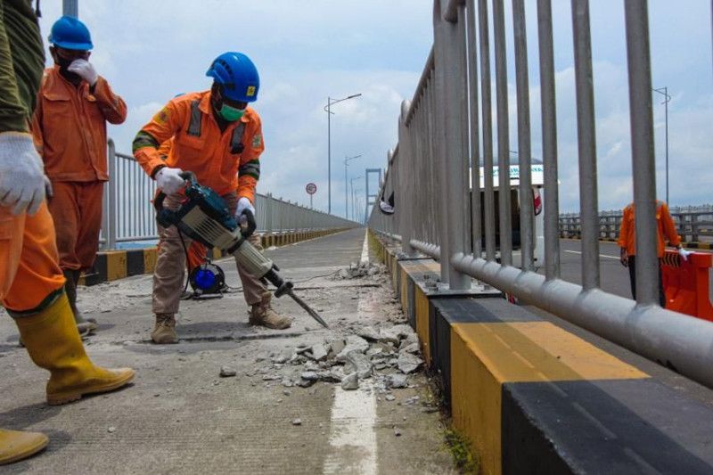 PLN Kejar Perbaikan Gangguan Listrik di Madura