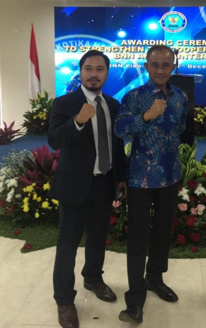 IMG 20220324 WA0021 - Kerap Memberikan Edukasi Tentang Bahaya Narkoba, Musisi Country Leon Travis Terima Penghargaan Dari BNN