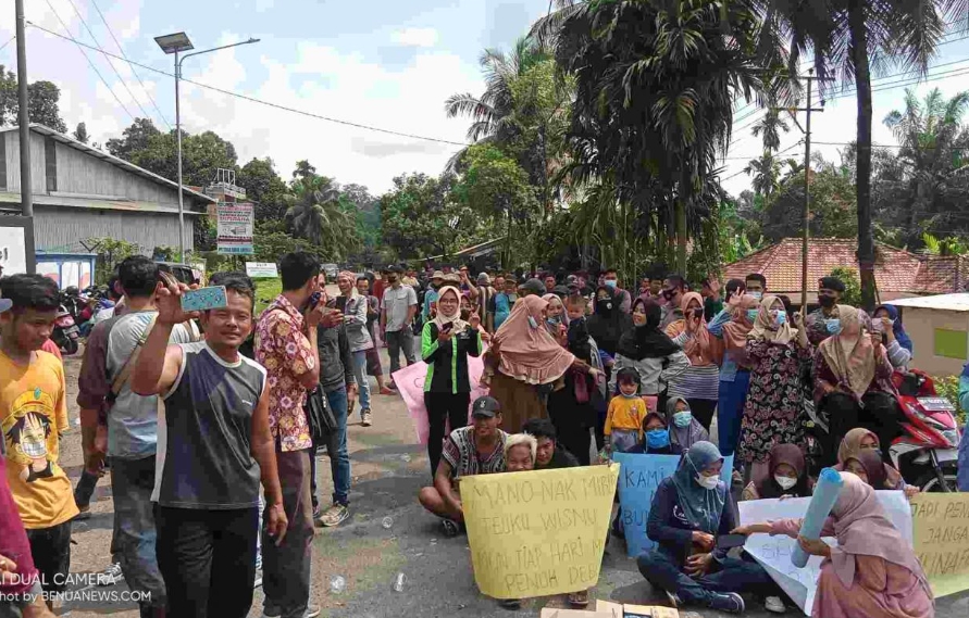 Warga Taman Rajo, Blokir Jalan Tuntut Pemerintah Perbaiki Jalan