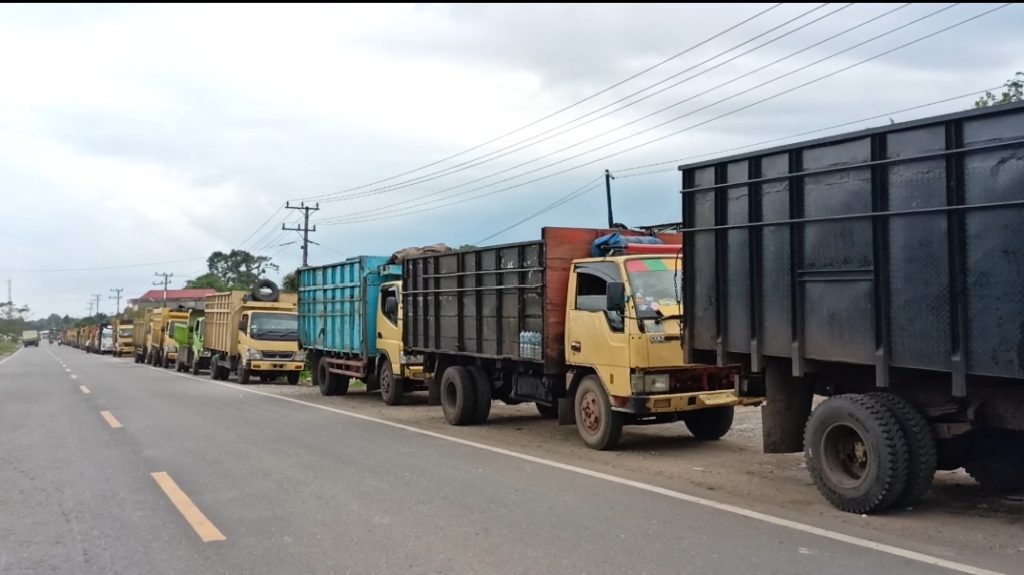 Unknown 6 - Solar Langka Ratusan Mobil Truk Antri Di SPBU Jalan Nasional Jambi Pekan Baru Riau