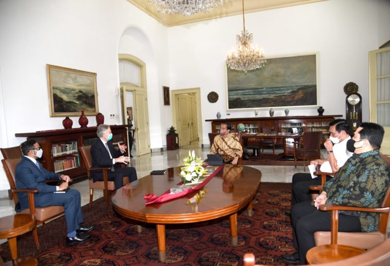 Presiden Jokowi Terima Laporan Hasil Kunjungan Menko Marves ke Arab Saudi 5 Presiden Jokowi Terima Laporan Hasil Kunjungan Menko Marves ke Arab Saudi