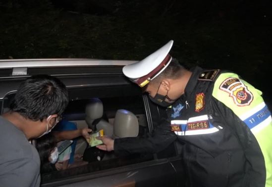 Satlantas Polres Bogor Bagikan Makanan dan Minuman kepada Pengendara yang Terjebak Macet di Puncak