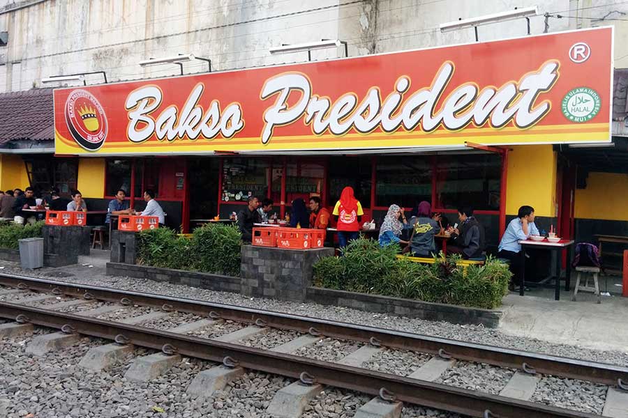 Icip-Icip Bakso Presiden Malang Dengan Sensasi Makan di Pinggir Rel Kereta