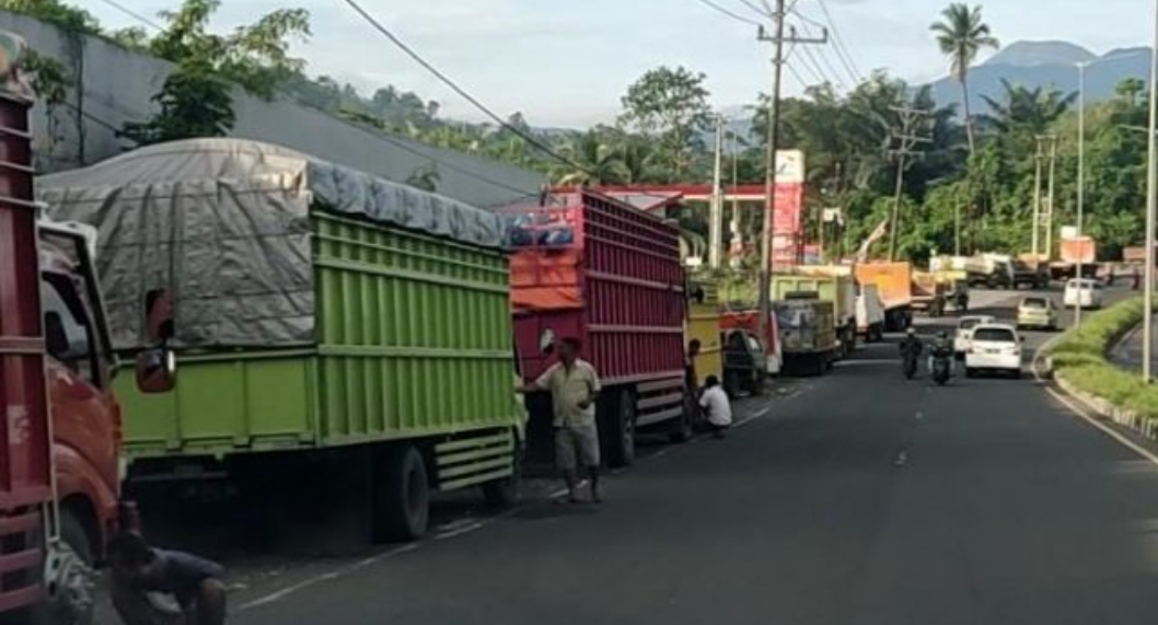 Ratusan sopir truk terjebak antrian di spbu saat aturan pembatasan pembelian solar di kota jambi