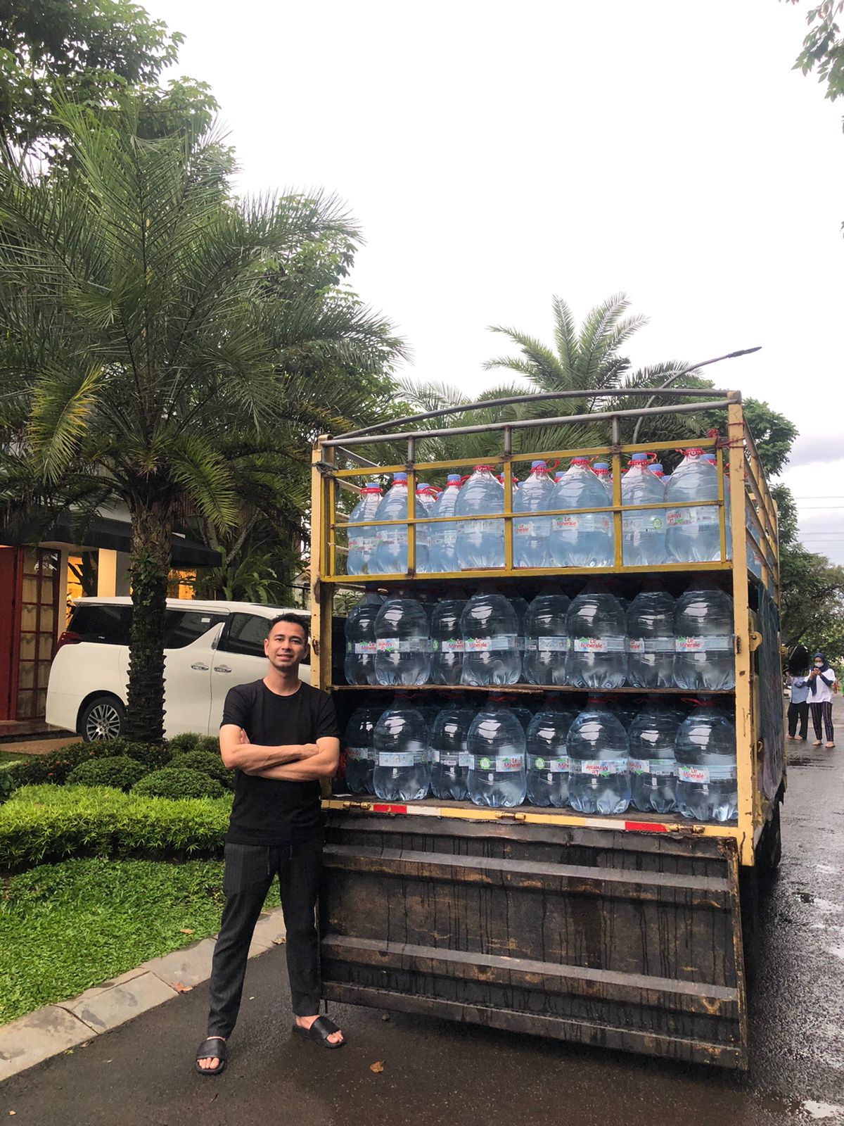 Sultan Andara Berulah Lagi, Bagikan Satu Truk  Galon Ke Tetangga