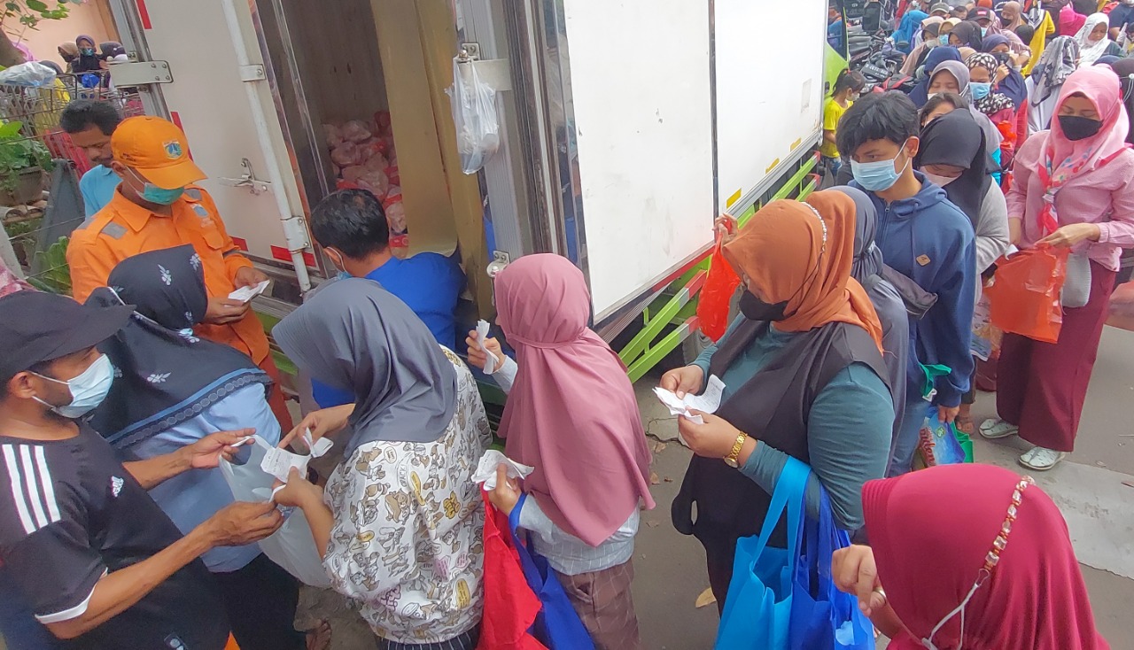 Warga DKI Antre Pangan Subsidi Karena KJP Cair Serentak  