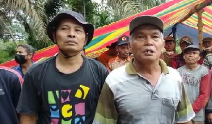 Ratusan Warga Tuntut Hak Mereka Atas Lahan Yang Diberikan Oleh Jokowi