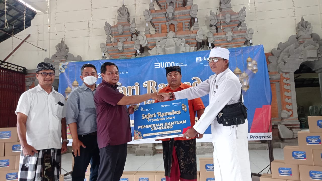 Jamkrindo Bagikan Paket Sembako dan Santunan Kepada Anak Yatim di Denpasar