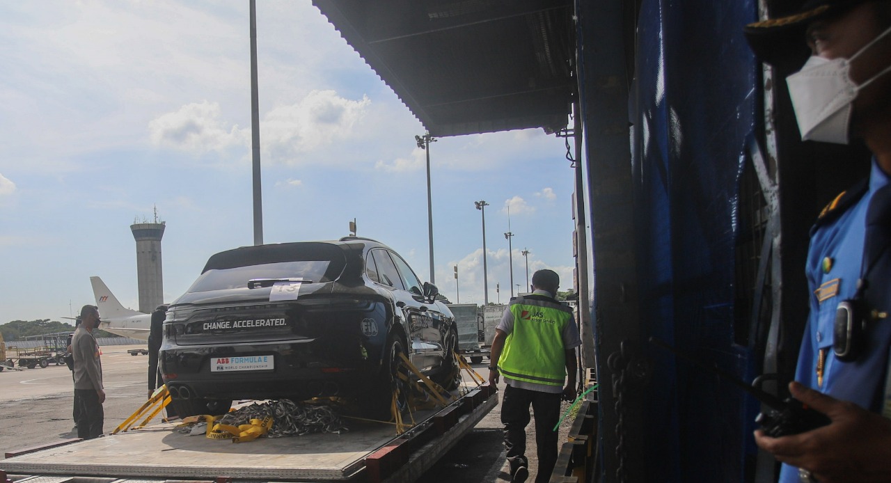 Pasang Replika Formula E di Bundaran HI