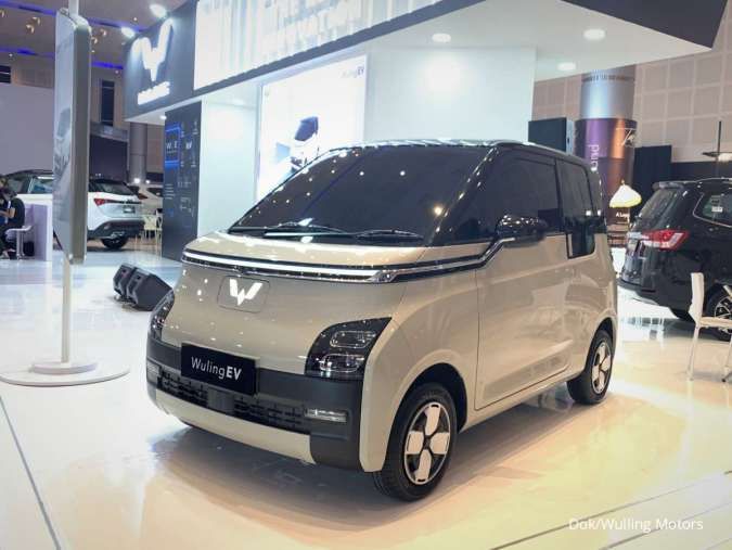 Mobil Listrik Wuling EV Ditampilkan Di IIMS Surabaya 2022