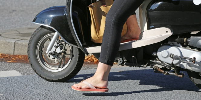Ilustrasi : Bahaya Naik Motor Pakai Sandal (Foto: Shutterstock)