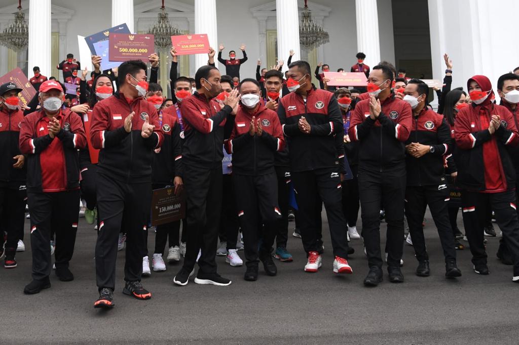 Presiden Joko Widodo (Jokowi) mengaku bangga dan senang dengan capaian prestasi yang diraih kontingen Indonesia untuk SEA Games 2021 Vietnam. Pasalnya, Indonesia berhasil menduduki peringkat ketiga klasemen peroleh medali sekaligus memperbaiki posisi di SEA Games 2019 di Filipina. (Foto: Lukas - Biro Pers Sekretariat Presiden)