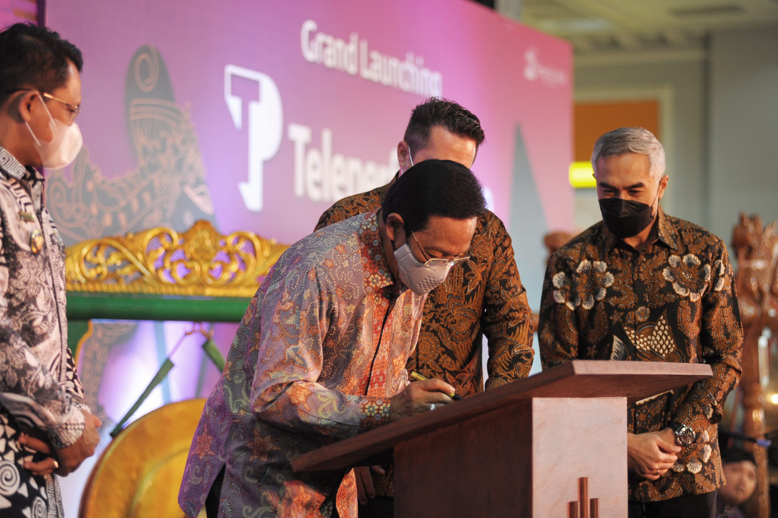 Gubernur DIY Sri Sultan Hamengku Buwomono X kedua dari kiri sedang membubuhkan tanda tangan di prasasti peresmian kantor site Teleperformance Indonesia di Sleman City Hall Yogyakarta scaled - Setelah Jogja City Mall, Teleperformance Indonesia Hadir di Sleman City Hall