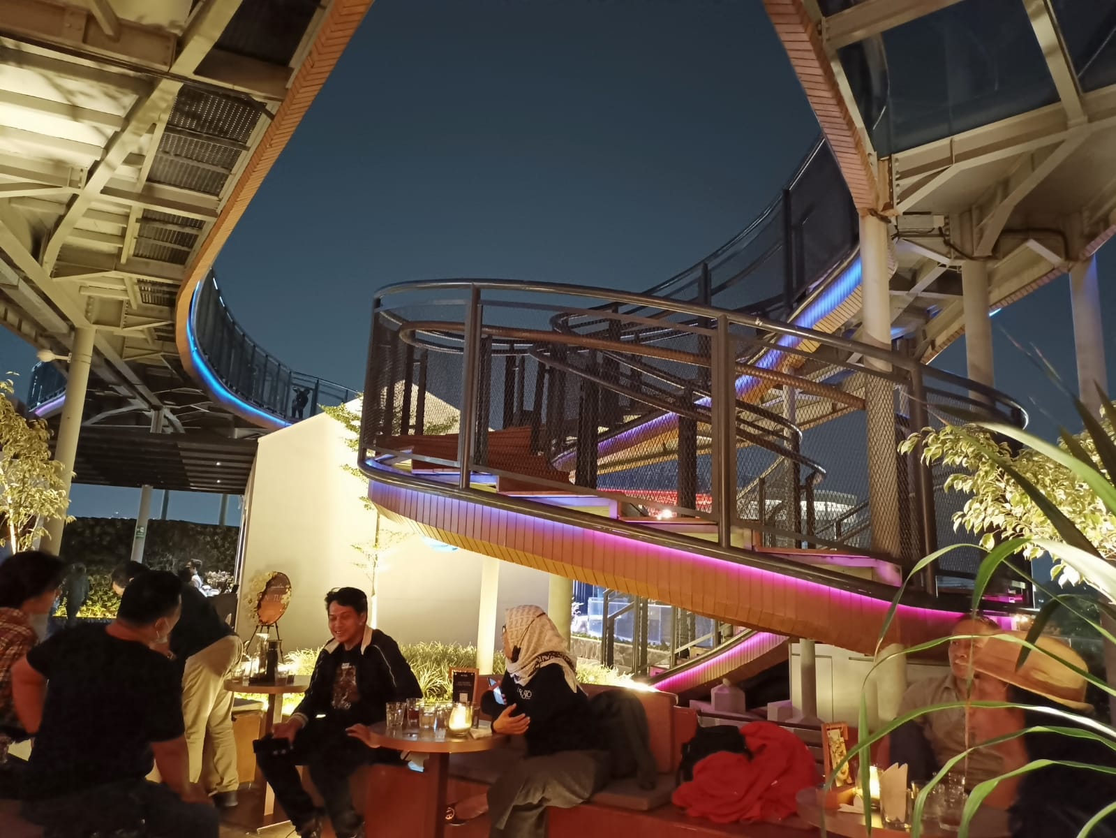 Notus Tempat Hang Out Suguhkan Pemandangan Jakarta Dari Ketinggian