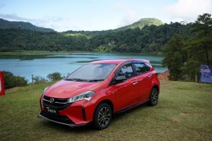 Daihatsu Ajak Pelanggan Jajal New Sirion di Sulawesi Utara 2 New Sirion dengan latar pemandangan Danau Linow Tomohon - Daihatsu Ajak Pelanggan Jajal New Sirion di Sulawesi Utara