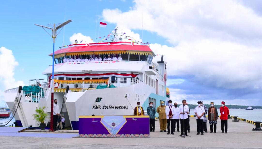 Presiden Joko Widodo meresmikan tiga pelabuhan penyeberangan dan satu kapal motor penumpang (KMP) di Dermaga Rakyat Wanci, Kabupaten Wakatobi, Provinsi Sulawesi Tenggara, pada Kamis, 9 Juni 2022. 

(Foto: BPMI Setpres/Muchlis Jr)