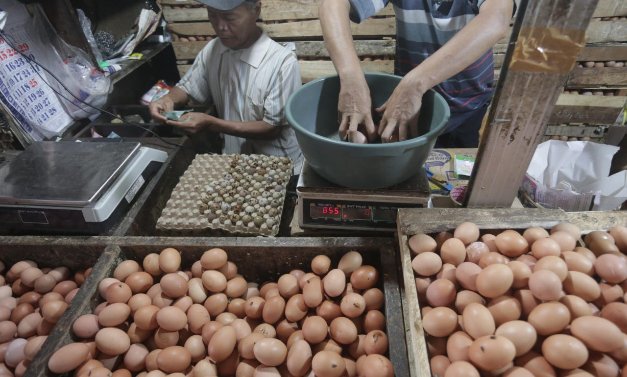 KEBUTUHAN PANGAN: Pedagang telur di salah satu pasar di Jakarta. Harga sejumlah kebutuhan pokok di Jakarta merangkak naik. Disinyalir, itu terjadi karena dipicu oleh kenaikan harga minyak goreng. 
(WAHYU/KORANINDOPOS.COM)