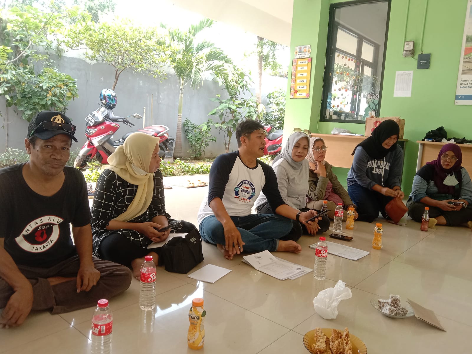 Panitia Acara Halal Bi Halal IKA SMPN 181 Jakarta sedang melakukan rapat persiapan terakhir.