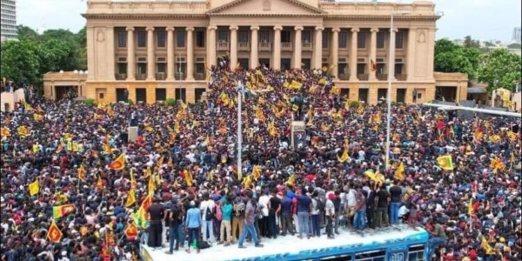 Kabur Ke Maladewa, Presiden Sri Lanka Serahkan Kekuasaan ke Perdana Menteri 1 Sri lanka