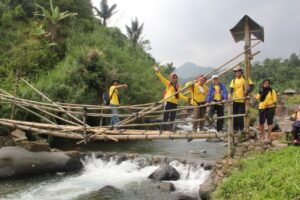 Trekking Seru Alumni SMPN 74 Jakarta Menikmati Kejernihan Curug Leuwi Asih 2 74 - Trekking Seru Alumni SMPN 74 Jakarta Menikmati Kejernihan Curug Leuwi Asih