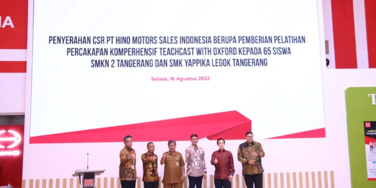 Hino Berikan CSR Pendidikan Kepada 65 Siswa Berprestasi di GIIAS 2022 1 Hino