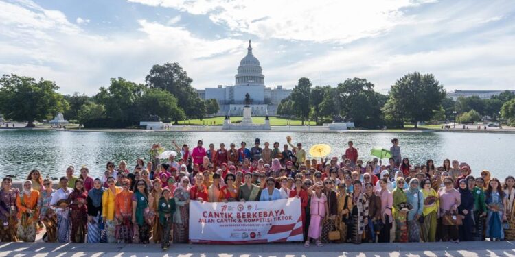 Ratusan Warga dan Diaspora Indonesia Ikuti Parade “Cantik Berkebaya” di Washington DC 1 Cantik Berkebaya