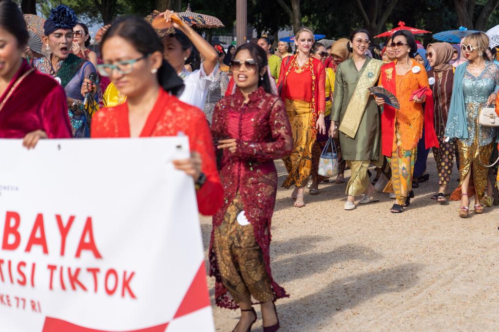 Ratusan Warga dan Diaspora Indonesia Ikuti Parade “Cantik Berkebaya” di Washington DC 2 IMG 20220811 WA0016 - Ratusan Warga dan Diaspora Indonesia Ikuti Parade “Cantik Berkebaya” di Washington DC