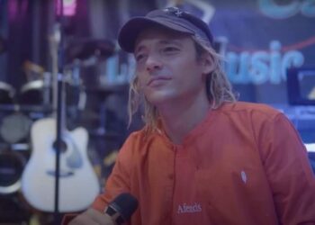 Bule Asal Italia Antonino Salerno Rilis Lagu Minang